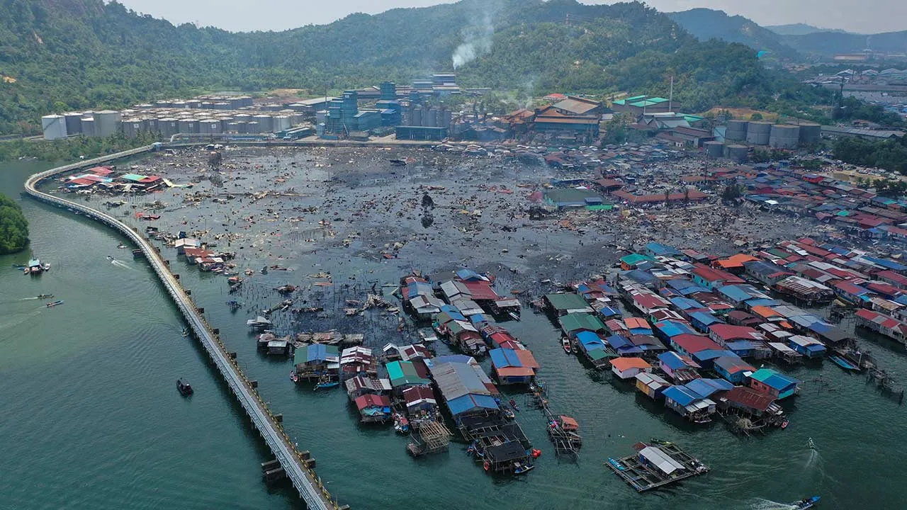 SANDAKAN, 19 April — Kira-kira 1,000 rumah musnah dalam kebakaran di perkampungan atas air Kampung Bahagia di sini, awal pagi tadi.  -- fotoBERNAMA (2026) HAK CIPTA TERPELIHARA