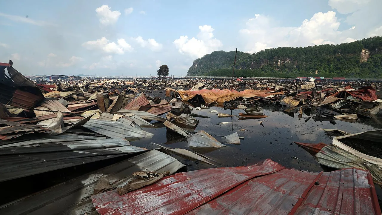SANDAKAN, 19 April — Kira-kira 1,000 rumah musnah dalam kebakaran di perkampungan atas air Kampung Bahagia di sini, awal pagi tadi.  -- fotoBERNAMA (2026) HAK CIPTA TERPELIHARA