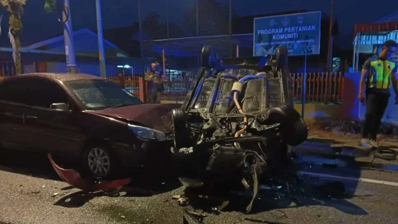 Perodua Viva dinaiki dua kanak-kanak yang cedera bersama seorang wanita terbalik selepas dirempuh sebuah Proton Satria di Kilometer 4, Jalan Kuala Dipang–Malim Nawar berhampiran SK Tualang Sekah di sini pada Selasa. -- SINAR HARIAN