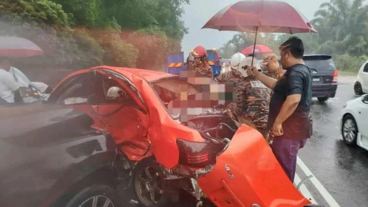 Anggota bomba mengeluarkan mangsa yang tersepit dalam kemalangan tiga kenderaan di Jalan Air Hitam, Kluang.Foto JBPM Johor