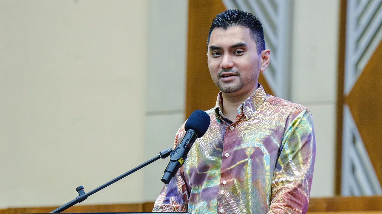 PUTRAJAYA, 6 April -- Timbalan Menteri Sumber Manusia Datuk Khairul Firdaus Akbar Khan menyampaikan ucapan pada Sesi Libat Urus Kajian Semula Perintah Gaji Minimum (PGM) 2024 di Pusat Konvensyen Antarabangsa Putrajaya (PICC) hari ini.  --fotoBERNAMA