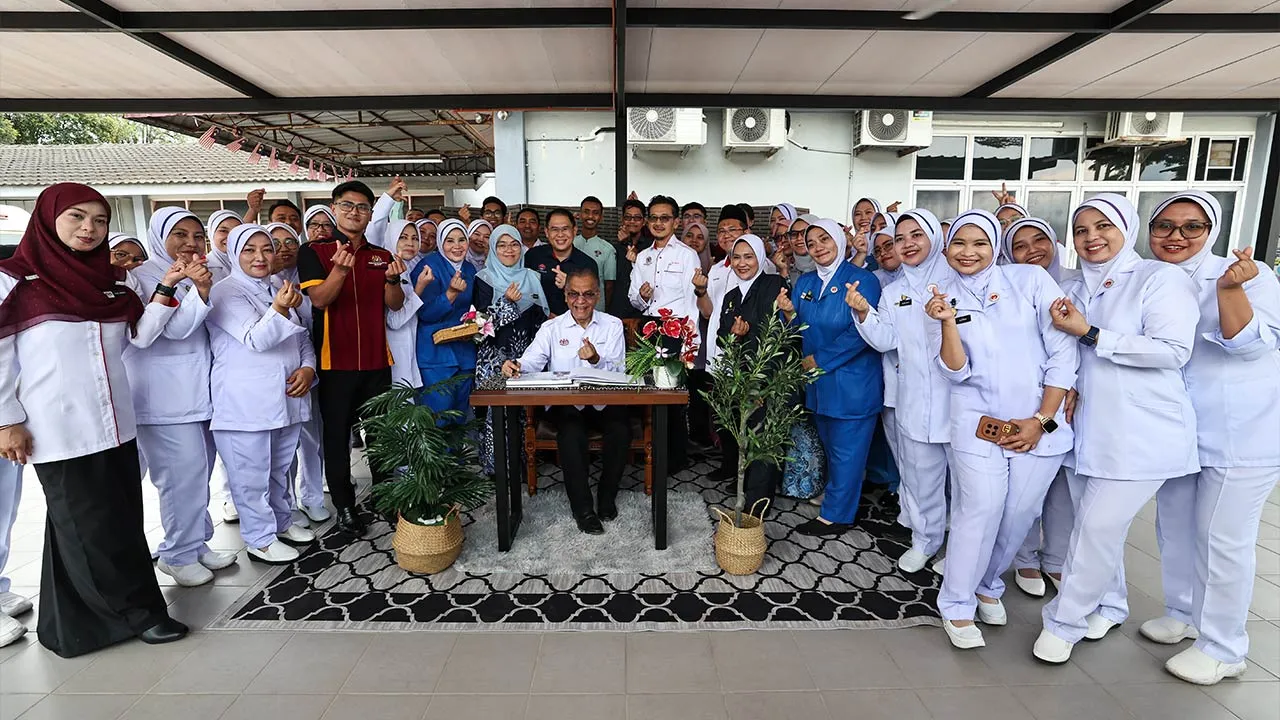 BATU PAHAT, 17 April -- Menteri Kesihatan Datuk Seri Dr Dzulkefly Ahmad (duduk, tengah) bergambar bersama kakitangan klinik sempena lawatan kerja ke fasiliti kesihatan di Klinik Kesihatan Tongkang Pechah hari ini.   -- fotoBERNAMA (2026) HAK CIPTA TERPELIHARA