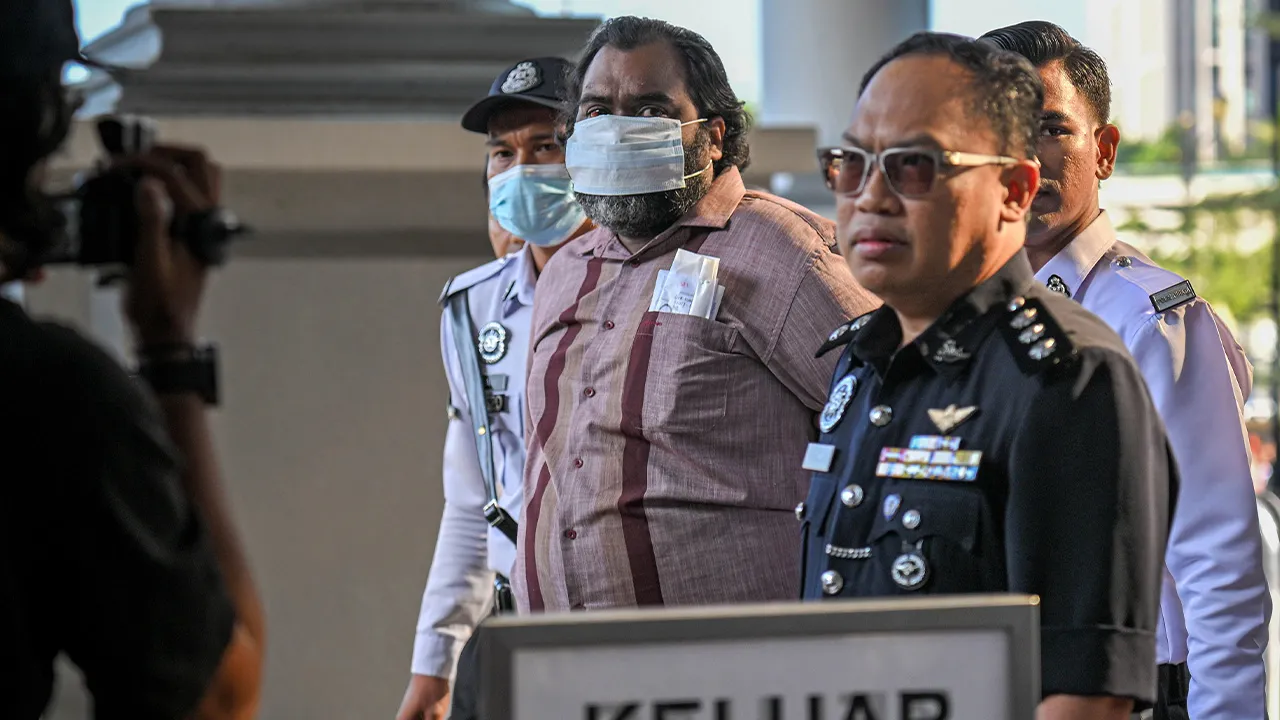 KUALA LUMPUR, 16 April -- Mahkamah Sesyen di sini hari ini mengarahkan seorang pegawai polis berpangkat Inspektor yang terlibat dalam insiden merempuh anggota polis trafik dan beberapa kenderaan lain untuk menjalani pemeriksaan mental di Hospital Bahagia Ulu Kinta, Tanjong Rambutan, Perak.  Hakim Mazuliana Abdul Rashid memutuskan demikian selepas peguam G. Nanda Goban mewakili Muhammad Kamal Raj Shanmugam Abdullah, 41, (dua, kanan) memaklumkan anak guamnya menghidap skizofrenia.  --fotoBERNAMA (2026) HAK CI
