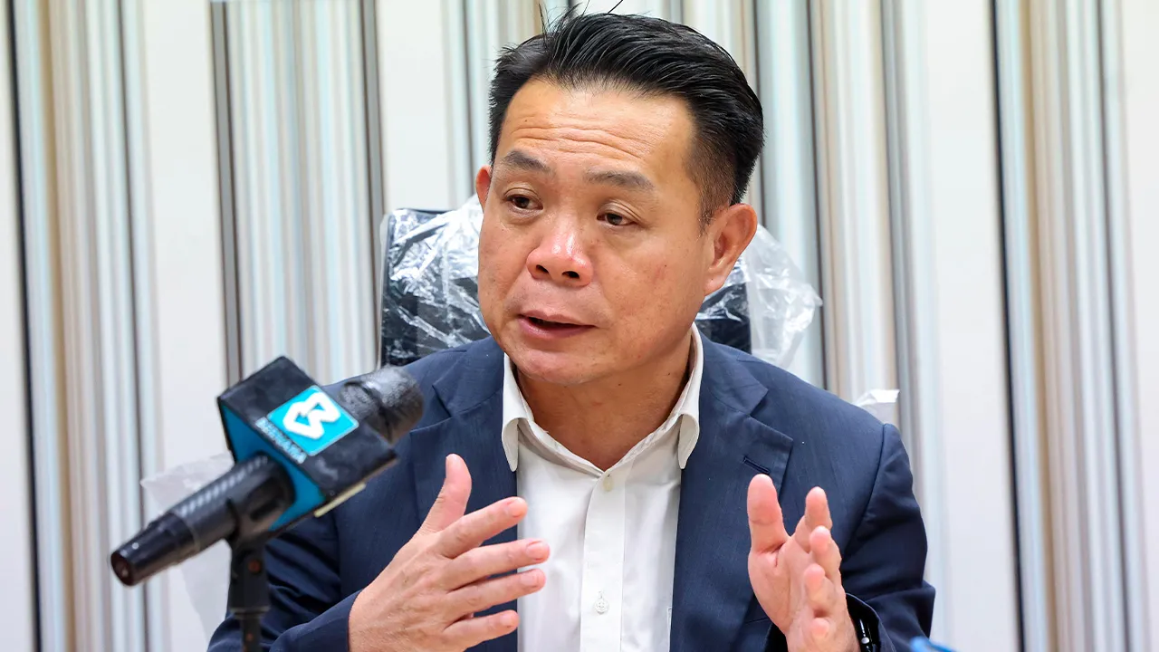 KOTA KINABALU, 17 Mac -- Dewan Bandaraya Kota Kinabalu (DBKK) mencatatkan peningkatan jumlah sisa pepejal antara 15 hingga 20 peratus semasa Ramadan berbanding hari biasa berikutan pertambahan aktiviti perniagaan dan operasi bazar.  Pengarah Jabatan Pengurusan Sisa Pepejal DBKK Leong Tze Fui berkata secara purata bandar raya itu merekodkan antara 400 hingga 500 tan sisa pepejal sehari pada hari biasa dan sepanjang Ramadan, purata yang direkodkan ialah kira-kira 500 hingga 600 tan sehari.  --fotoBERNAMA (202