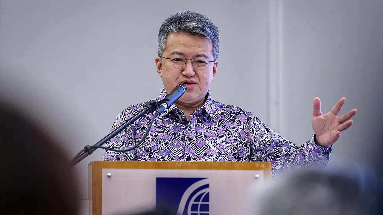 KUALA LUMPUR, April 21 -- Deputy Finance Minister Liew Chin Tong delivers his keynote address at the SC-AMRI Regional Economic Outlook Seminar: ASEAN at a Crossroads, held at the Securities Commission Malaysia today._BERNAMA