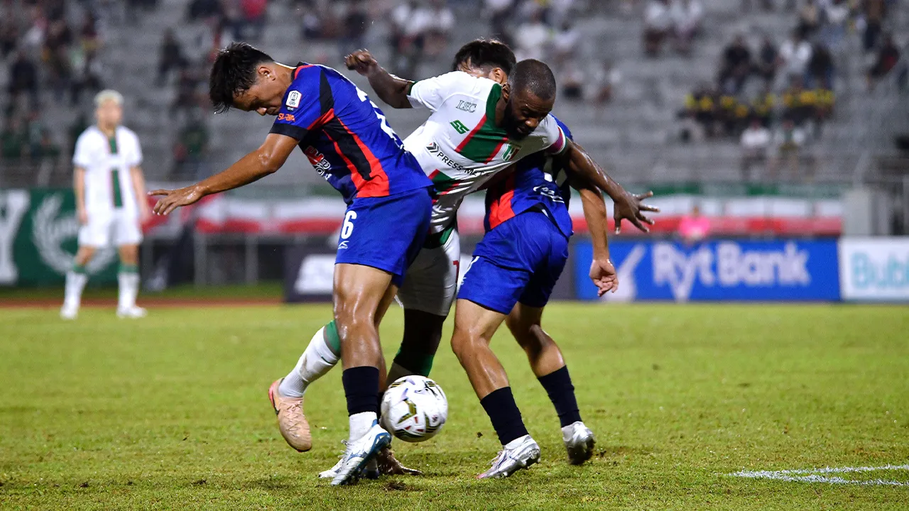 KUCHING, 1 April -- Pemain Kuching City FC Petrus Shitembi diasak dua pemain PDRM FC ketika perlawanan Liga Super di Stadium Negeri, malam ini.  Keputusan penuh, Kuching City FC 4-1 PDRM FC.  -- fotoBERNAMA (2025) HAK CIPTA TERPELIHARA