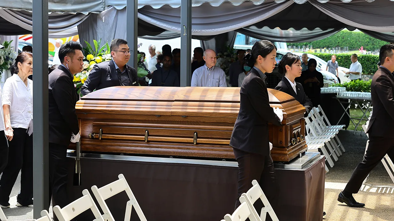 NILAI, 8 April -- Jasad mendiang bekas Menteri Pengangkutan yang juga Presiden Kehormat Seluruh Hidup MCA Tun Dr Ling Liong Sik selamat disemadikan menerusi upacara pembakaran di krematorium Taman Memorial Xiao En, di sini hari ini.  Terdahulu van yang membawa jasad mendiang tiba di krematorium itu pada 12.18 tengah hari.  Upacara hampir sejam itu berlangsung dalam suasana hiba, dihadiri oleh keluarga dan rakan terdekat termasuk Presiden MCA Datuk Seri Dr Wee Ka Siong, yang turut memberikan penghormatan ter