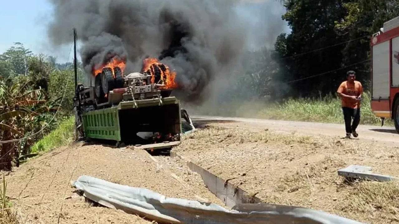 Lori yang dipandu mangsa terbakar dalam kemalangan di Ulu Kukut, Jalan Kota Belud - Kota Marudu._Sinar Harian
