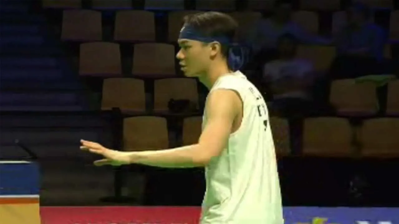 Lee Zii Jia muncul wira skuad Piala Thomas negara setelah menjelmakan mata ketiga yang juga merupakan mata kemenangan menewaskan England 3-2 dalam aksi pembukaan Kumpulan B Piala Thomas yang berlangsung sengit di Forum Horsens, Denmark, sebentar tadi.   