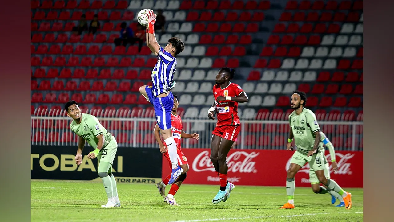 KOTA BHARU, 24 April -- Penjaga gol Kelantan The Real Warriors FC Muhammad Azfar Arif Mohd Sukri (dua, kiri) menyelamatkan bola daripada pemain Selangor FC pada perlawanan Kelantan The Real Warriors FC menentang Selangor FC dalam aksi Liga Super di Stadium Sultan Muhammad ke-IV malam ini.  --fotoBERNAMA (2026) HAK CIPTA TERPELIHARA