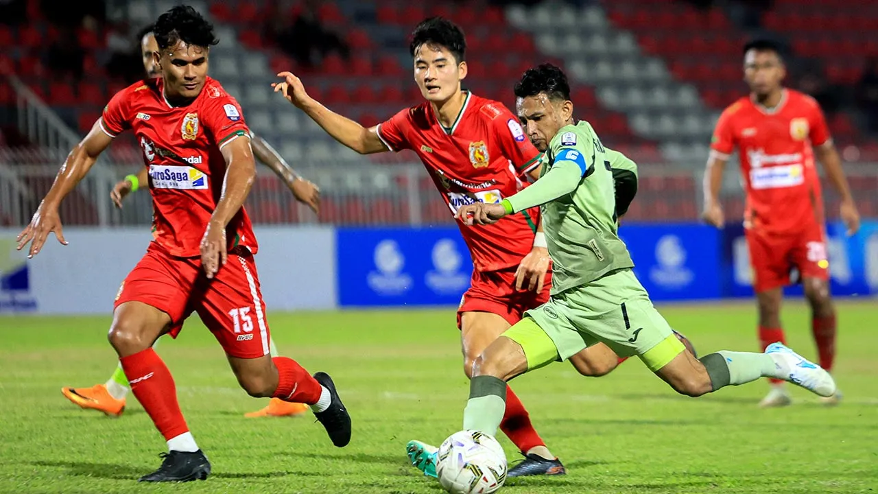 KOTA BHARU, 24 April -- Pemain Selangaor FC Mohamad Faisal Abdul Halim (dua, kanan) mengawal bola dari dirampas pemain Kelantan The Real Warriors FC Nik Umar Nik Azizi @ Nik Aziz (kiri) pada perlawanan Kelantan The Real Warriors FC menentang Selangor FC dalam aksi Liga Super di Stadium Sultan Muhammad ke-IV malam ini.  --fotoBERNAMA (2026) HAK CIPTA TERPELIHARA