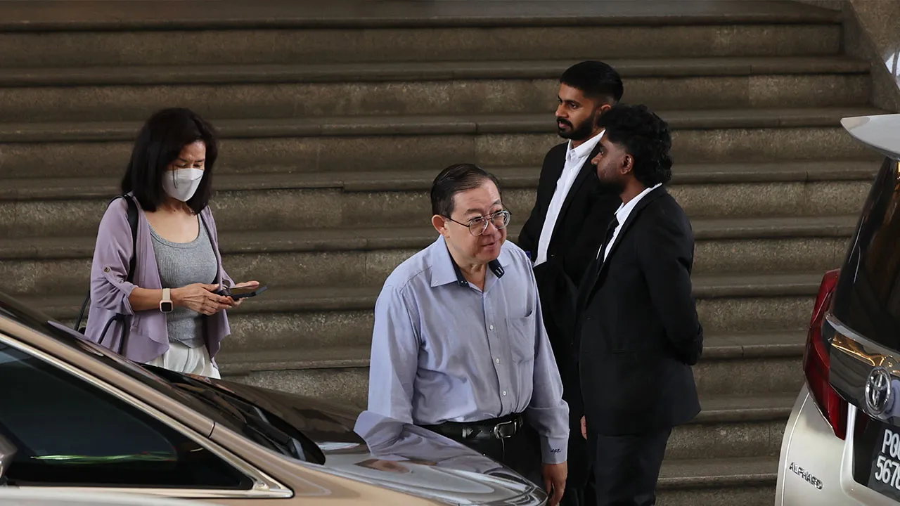 PUTRAJAYA, 8 April -- Bekas Ketua Menteri Pulau Pinang, Lim Guan Eng (kanan), dan isteri, Betty Chew Gek Cheng, hadir ke Mahkamah Rayuan Putrajaya hari ini berhubung keputusan Mahkamah Tinggi Pulau Pinang yang menolak permohonan mereka untuk membatalkan pertuduhan rasuah melibatkan projek asrama pekerja asing bernilai RM11.6 juta dan pengubahan wang haram bersama Ahli Perniagaan Phang Li Koon._BERNAMA