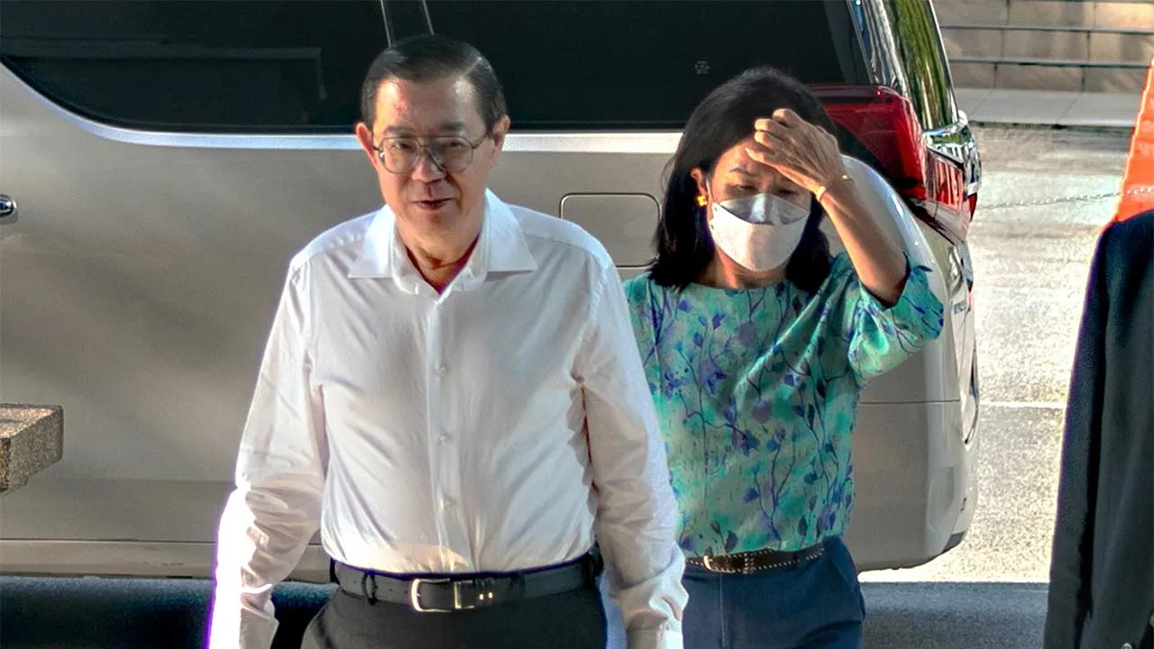 KUALA LUMPUR, 20 April –- Bekas Ketua Menteri Pulau Pinang Lim Guan Eng hadir di Mahkamah Sesyen Kuala Lumpur hari ini bagi sambung bicara kes rasuah berkaitan projek terowong dasar laut Pulau Pinang.  Dalam prosiding sama, pihak pendakwaan memohon untuk meminda pertuduhan pertama yang dihadapi beliau berhubung kes rasuah projek pembinaan jalan-jalan utama dan terowong dasar laut bernilai RM6.3 bilion.  -- fotoBERNAMA (2026) HAK CIPTA TERPELIHARA