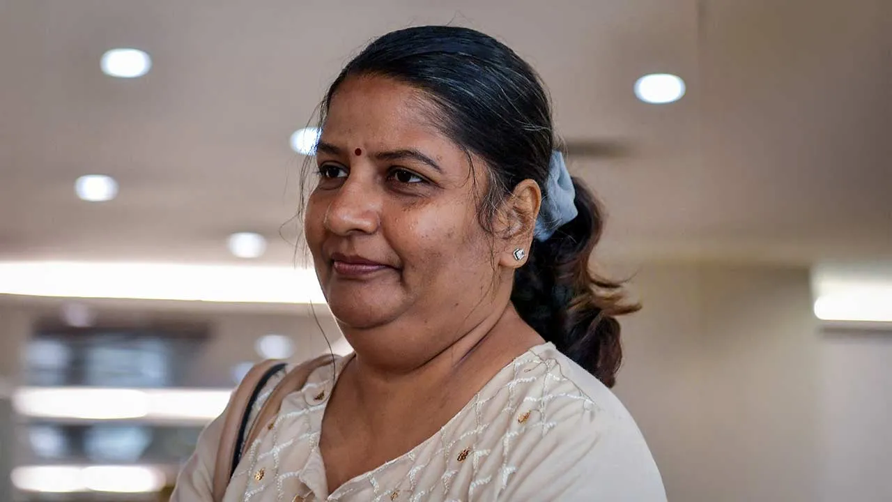 KUALA LUMPUR, 5 Feb -- Plaintif M Indira Gandhi hadir ke Mahkamah Tinggi Kuala Lumpur hari ini bagi kes menyaman Ketua Polis Negara (KPN), PDRM, Kementerian Dalam Negeri dan Kerajaan Malaysia sebagai defendan berhubung kegagalan menangkap bekas suaminya Patmanathan selepas lelaki itu melarikan anak mereka, Prasana Diksa.  --fotoBERNAMA (2024) HAK CIPTA TERPELIHARA