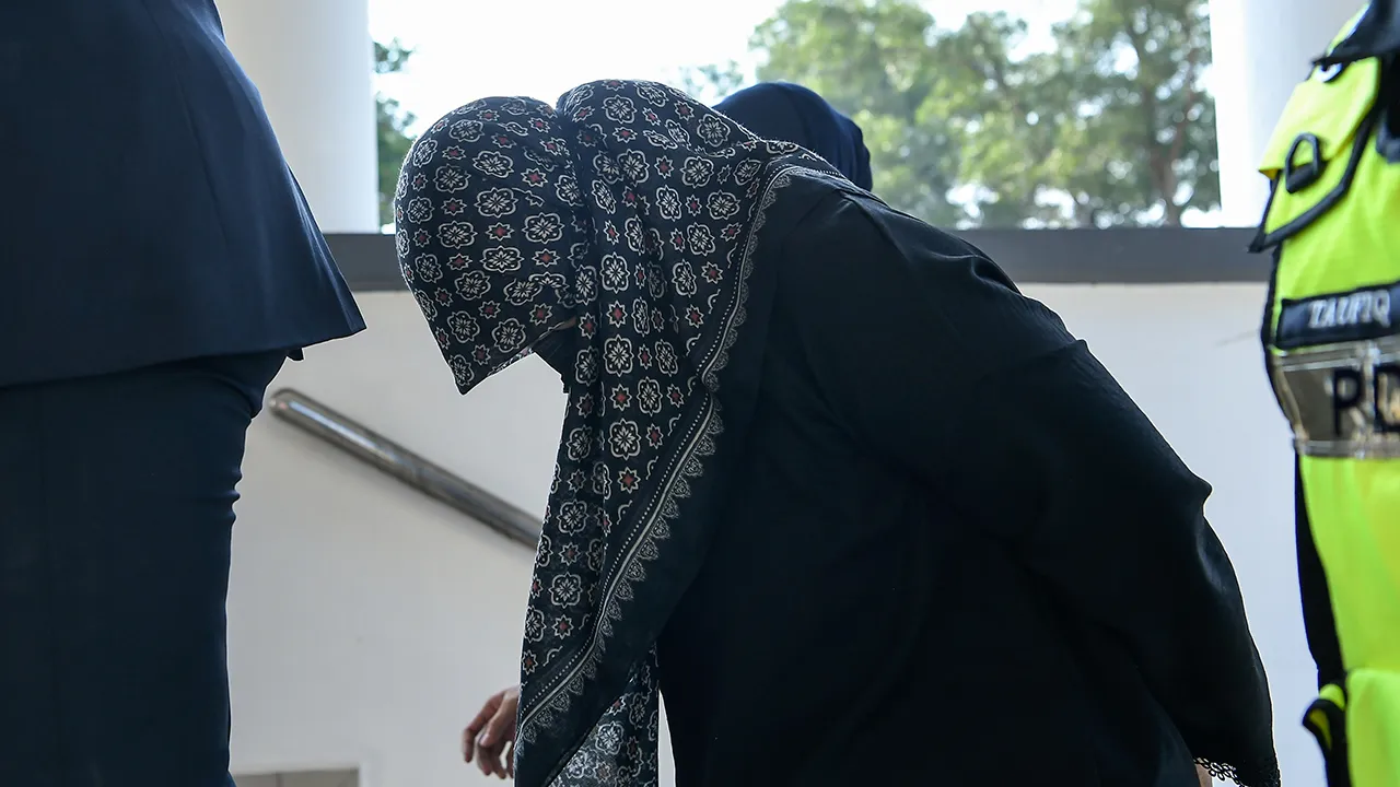 ALOR SETAR, 5 April -- Suri rumah Siti Hajartul Haini Abd Hamid, 39, mengaku tidak bersalah di Mahkamah Sesyen di sini hari ini, terhadap lapan pertuduhan penipuan tempahan barang emas tidak wujud membabitkan kerugian RM173,500 dua tahun lepas.  --fotoBERNAMA (2026) HAK CIPTA TERPELIHARA