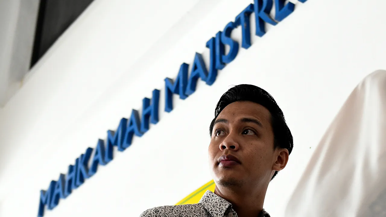 BALIK PULAU, 28 April -- -- Mahkamah Majistret di sini hari ini menetapkan 18 Ogos depan untuk perbicaraan kes Ahli Dewan Undangan Negeri (ADUN) Pantai Jerejak Fahmi Zainol yang didakwa sengaja mendatangkan kecederaan terhadap isterinya pada Februari lepas.  --fotoBERNAMA (2026) HAK CIPTA TERPELIHARA