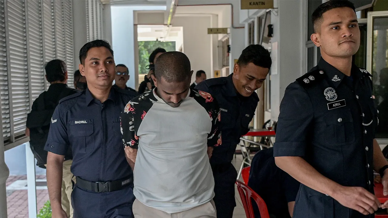 KUALA LUMPUR, 16 April -- Pemilik sebuah rumah kebajikan kanak-kanak mengaku tidak bersalah di dua mahkamah hari ini atas pertuduhan menyebabkan kecederaan fizikal ke atas dua kanak-kanak serta dua remaja dan mengendalikan pusat jagaan tidak berdaftar.  S. Valan, 31, yang mempunyai pemeliharaan ke atas empat mangsa iaitu dua lelaki berumur 11 dan 17 tahun serta dua perempuan masing-masing berumur lapan dan 16 tahun didakwa di Mahkamah Sesyen Selayang di sini atas empat pertuduhan menganiaya dengan menyebabk