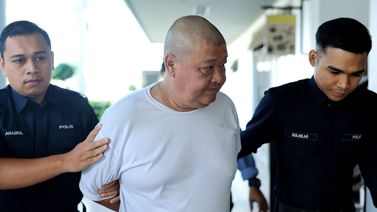 MELAKA, 28 April -- Seorang pemandu sambilan dihadapkan ke Mahkamah Majistret Ayer Keroh di sini atas lima pertuduhan mengedar 569.36 kilogram dadah, awal bulan lepas.  Chai Koh Chun, 55, mengangguk faham selepas pertuduhan dibacakan di hadapan Majistret Sharda Shienha Mohd Suleiman, bagaimanapun tiada pengakuan direkodkan kerana kes itu di bawah bidang kuasa Mahkamah Tinggi.  --fotoBERNAMA (2026) HAK CIPTA TERPELIHARA