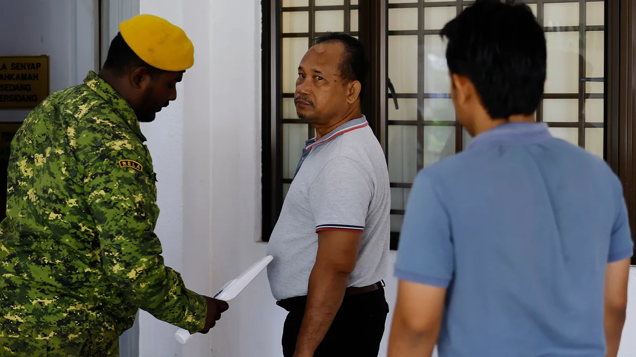 SEPANG, 22 April -- Warga emas Mat Derus Ali dijatuhi hukuman penjara empat bulan oleh Mahkamah Sesyen di sini hari ini, selepas mengaku bersalah memuat naik hantaran bersifat jelik terhadap institusi diraja menerusi akaun Facebook miliknya pada 2024.  Mat Derus, 64, selaku Orang Kena Saman (OKS) membuat pengakuan itu selepas pertuduhan dibacakan jurubahasa mahkamah di hadapan Hakim Ahmad Fuad Othman.  --fotoBERNAMA (2026) HAK CIPTA TERPELIHARA