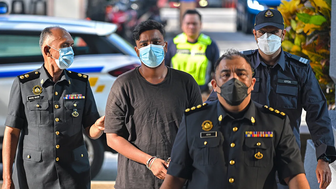 KUALA LUMPUR, 28 April -- Penganggur M. Saravanan, 24, mengaku tidak bersalah di Mahkamah Sesyen hari ini atas pertuduhan memiliki 3,000 liter diesel tanpa lesen sah, minggu lepas.  Hakim Mazuliana Abdul Rashid membenarkan jaminan RM30,000 dengan seorang penjamin dan menetapkan 2 Jun untuk sebutan semula kes.  --fotoBERNAMA (2026) HAK CIPTA TERPELIHARA