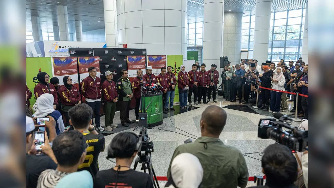 Sidang Media Khas oleh YAB MB & MAPIM - Misi Bantuan Kemanusiaan 30 Kontena Malaysia ke Gaza & Global Sumud Flotila 2.0.   Sumber - Astro AWANI