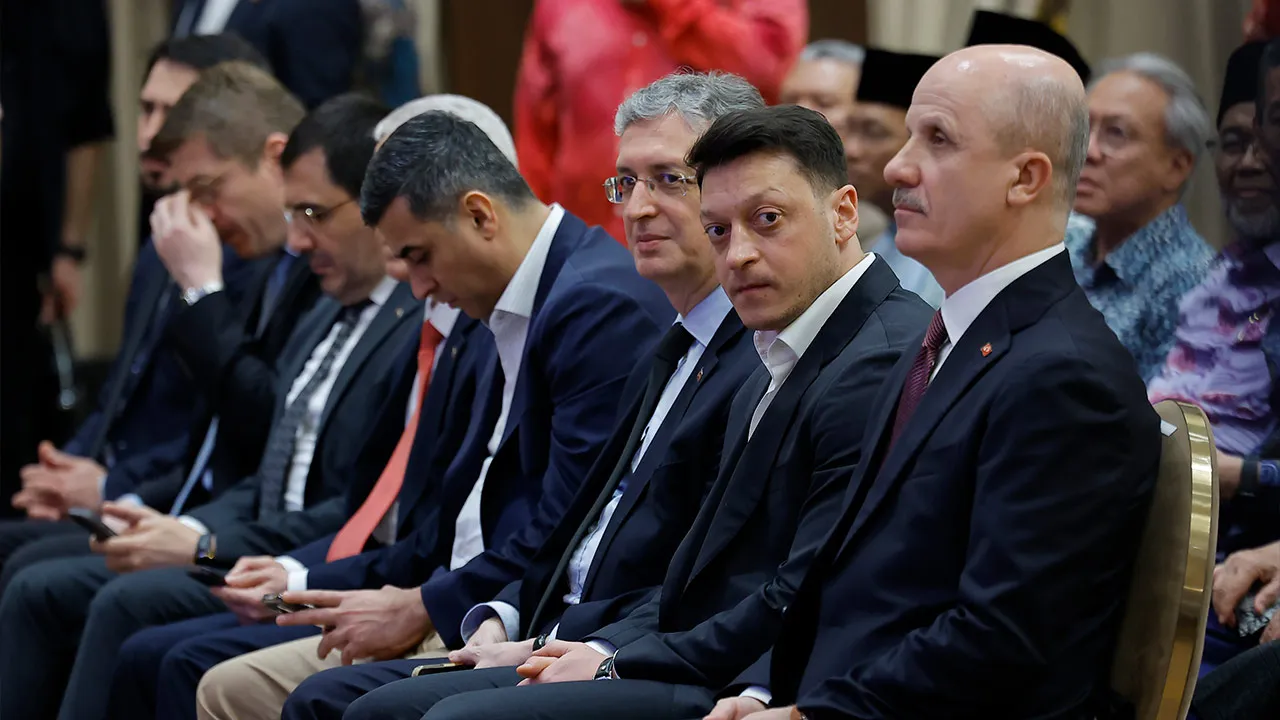 PUTRAJAYA, 26 April -- Bekas bintang bola sepak dunia Mesut Ozil (dua, kanan) turut hadir pada Forum Ilmuan Malaysia MADANI di Kompleks Seri Perdana, Putrajaya, malam ini.  --fotoBERNAMA (2026) HAK CIPTA TERPELIHARA