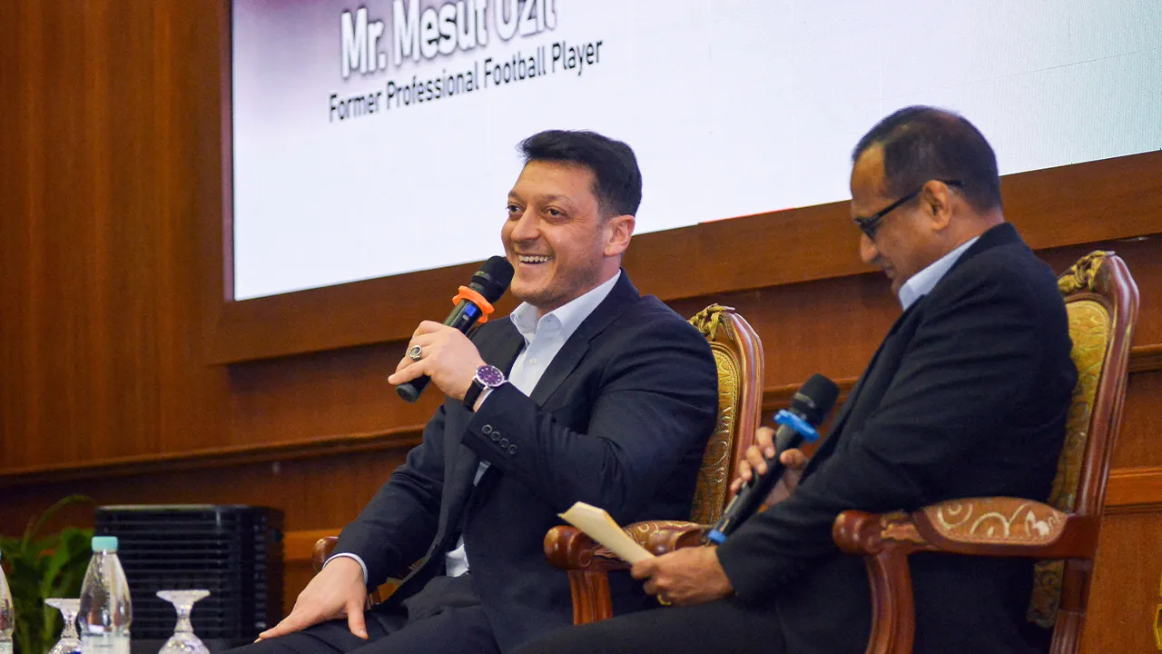 KUALA LUMPUR, 27 April -- Bekas pemain bola sepak professional Mesut Ozil bercakap pada Majlis Leadership Summit Kuala Lumpur 2026 di Dewan Azman Hashim, UTM Kuala Lumpur hari ini.  --fotoBERNAMA (2026) HAK CIPTA TERPELIHARA