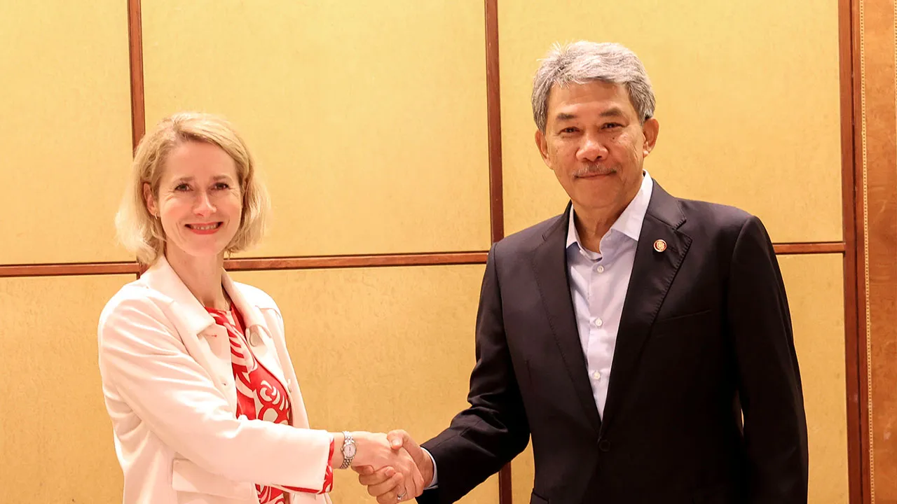 BANDAR SERI BEGAWAN,  27  April -- Menteri Luar Datuk Seri Mohamad Hasan mengadakan pertemuan dua hala dengan Wakil Tinggi untuk Hubungan Luar dan Dasar Keselamatan Kesatuan Eropah (EU) Kaja Kallas di luar Mesyuarat Peringkat Menteri ASEAN-Kesatuan Eropah (AEMM) ke-25 di Bandar Seri Begawan, Brunei hari ini. _BERNAMA