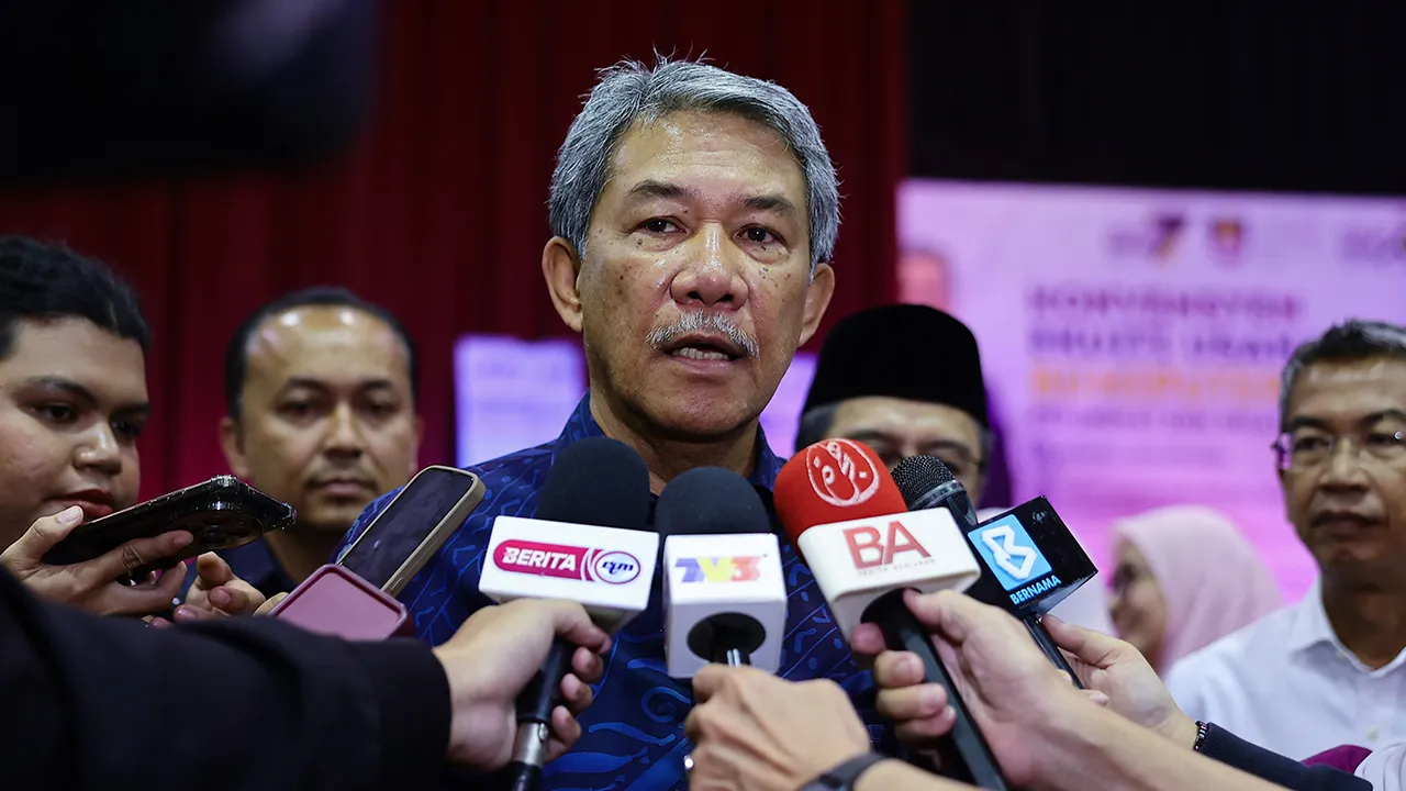 REMBAU, 14 April -- Menteri Luar yang juga Ahli Parlimen Rembau Datuk Seri Mohamad Hasan ketika ditemui media selepas Majlis Konvesyen Ekuiti Usahawan Bumiputera peringkat Zon Selatan di Universiti Teknologi Mara, Kampus Rembau hari ini.  --fotoBERNAMA (2026) HAK CIPTA TERPELIHARA