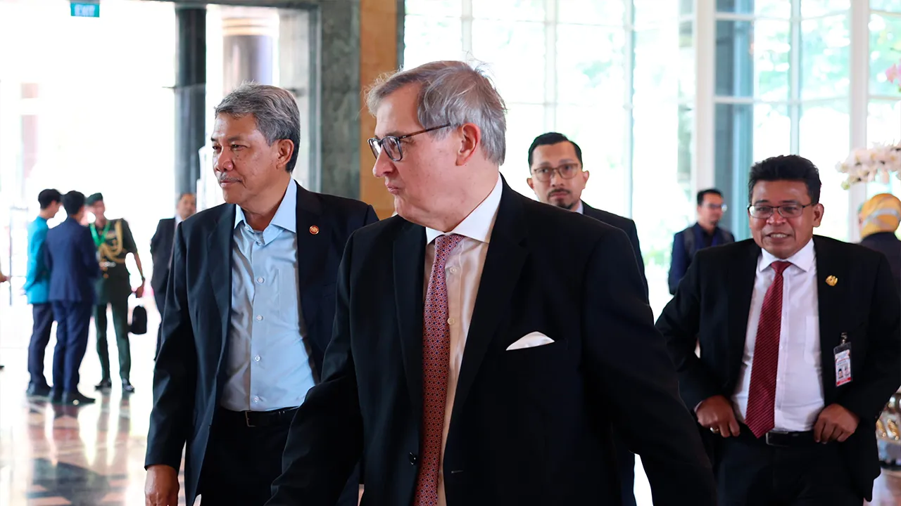 BANDAR SERI BEGAWAN, 27 April -- Menteri Luar Malaysia, Datuk Seri Mohamad Hasan (kiri), tiba bagi menghadiri Persidangan ASEAN-European Union Ministerial Meeting (AEMM) ke-25 yang berlangsung dari 27 hingga 28 April.  Turut mengiringi ialah Duta Malaysia ke Brunei, Datuk Mohd Aini Atan (kanan)._BERNAMA