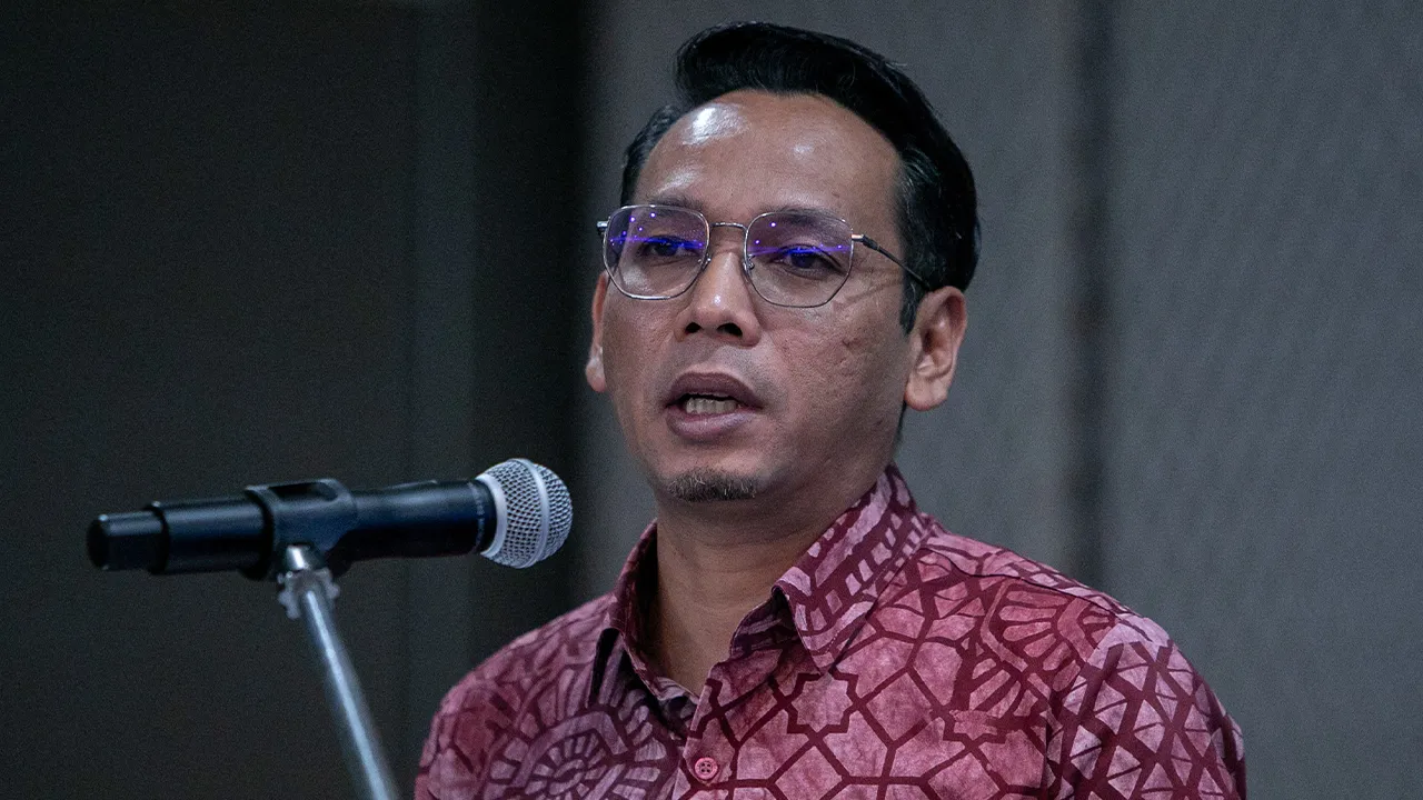 IPOH, 8 Nov -- Pengerusi Jawatankuasa Komunikasi, Multimedia dan NGO negeri Mohd Azlan Helmi berucap pada Majlis Pelancaran Momentum by MojoNational.ai di sini hari ini.  --fotoBERNAMA (2025) HAK CIPTA TERPELIHARA