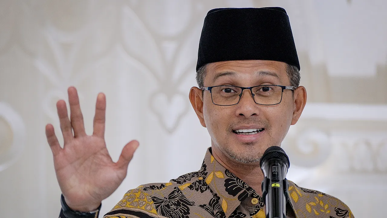 ISKANDAR PUTERI, 4 Sept -- Pengerusi Jawatankuasa Hal Ehwal Agama Islam Johor Mohd Fared Mohd Khalid berucap pada Majlis Amanat dan Penyampaian Sumbangan Kepada Pelajar ke Luar Negara 2025 di Dewan Bizmilla hari ini.  --fotoBERNAMA (2025) HAK CIPTA TERPELIHARA