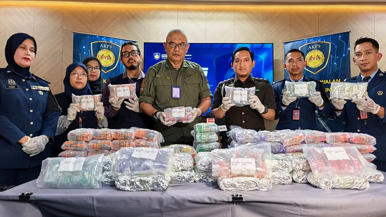 SEPANG, 28 April -- Komander Kawalan dan Perlindungan Sempadan (AKPS) Lapangan Terbang Antarabangsa Kuala Lumpur (KLIA), Mohd Safrie Zakaria (empat kanan), menunjukkan barangan rampasan pada sidang media AKPS berkaitan rampasan ubat berbahaya di KLIA, hari ini. --fotoBERNAMA (2026) HAK CIPTA TERPELIHARA