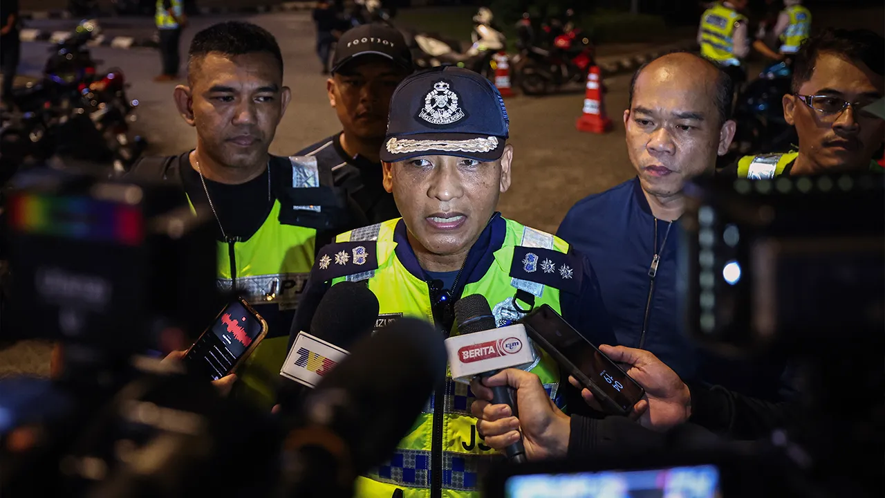 UALA LUMPUR, 19 April -- Ketua Jabatan Siasatan dan Penguatkuasaan Trafik (JSPT) Kuala Lumpur ACP Mohd Zamzuri Mohd Isa ketika sidang media di lokasi operasi bersepadu di Jalan Tun Razak, awal pagi ini._BERNAMA
