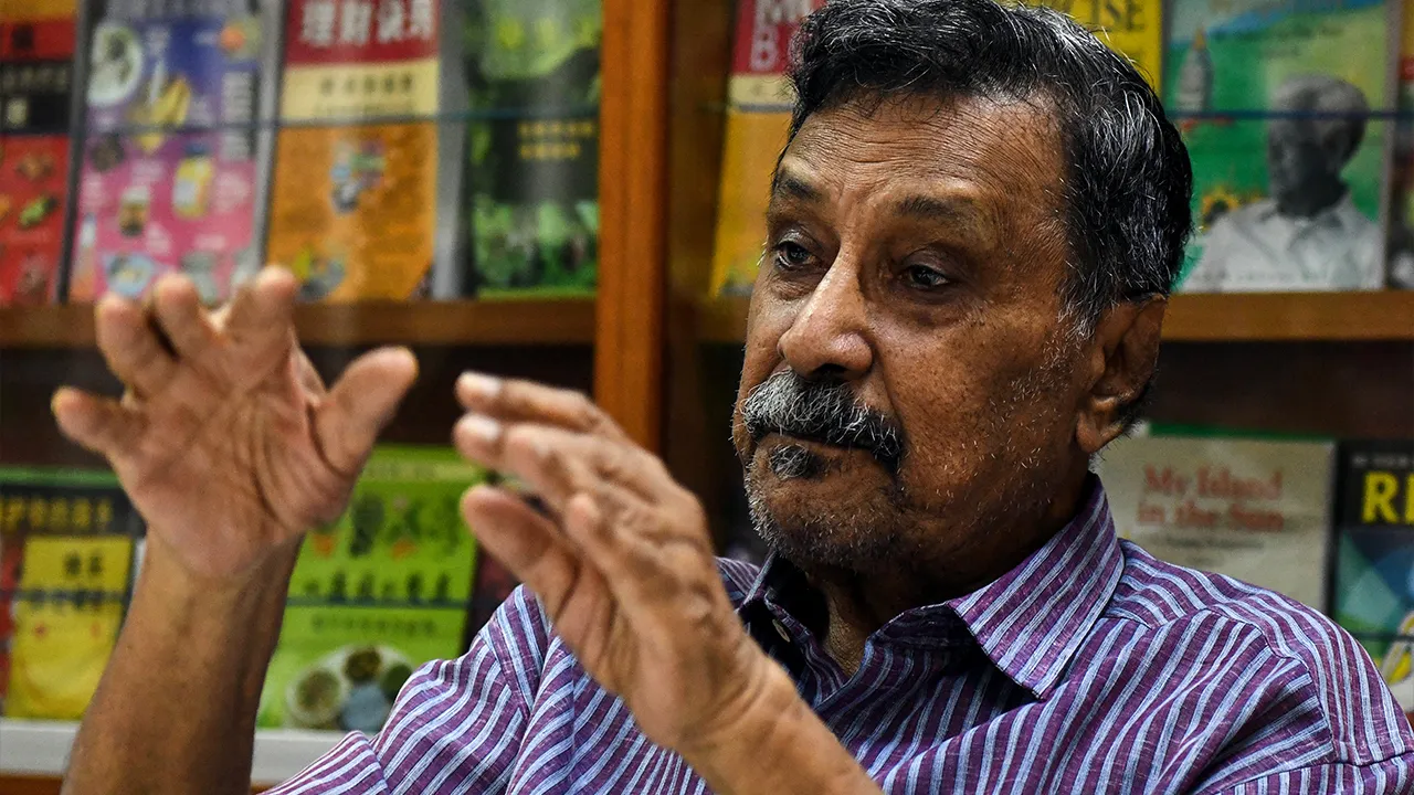 GEORGE TOWN, 18 April -- Presiden Persatuan Pengguna Pulau Pinang (CAP) Mohideen Abdul Kader ketika sidang akhbar di pejabatnya hari ini.  CAP meminta pihak antarabangsa yang terlibat dalam rundingan Perjanjian Plastik Global agar memperkukuh kandungan dalam perjanjian ini bagi mengelakkan krisis pencemaran sisa plastik terus berlaku._BERNAMA