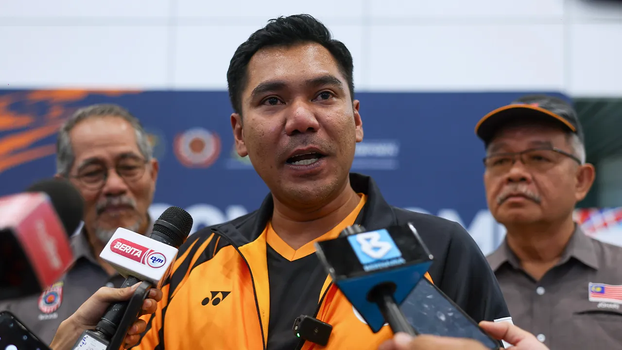 SEPANG, 19 Dis -- Timbalan Menteri Belia dan Sukan Mordi Bimol bercakap kepada media selepas menyambut ketibaan pasukan menembak dan memanah negara pulang dari Temasya Sukan SEA 2025 Thailand di Lapangan Terbang Antarabangsa Kuala Lumpur (KLIA) malam ini.  -- fotoBERNAMA (2025) HAK CIPTA TERPELIHARA