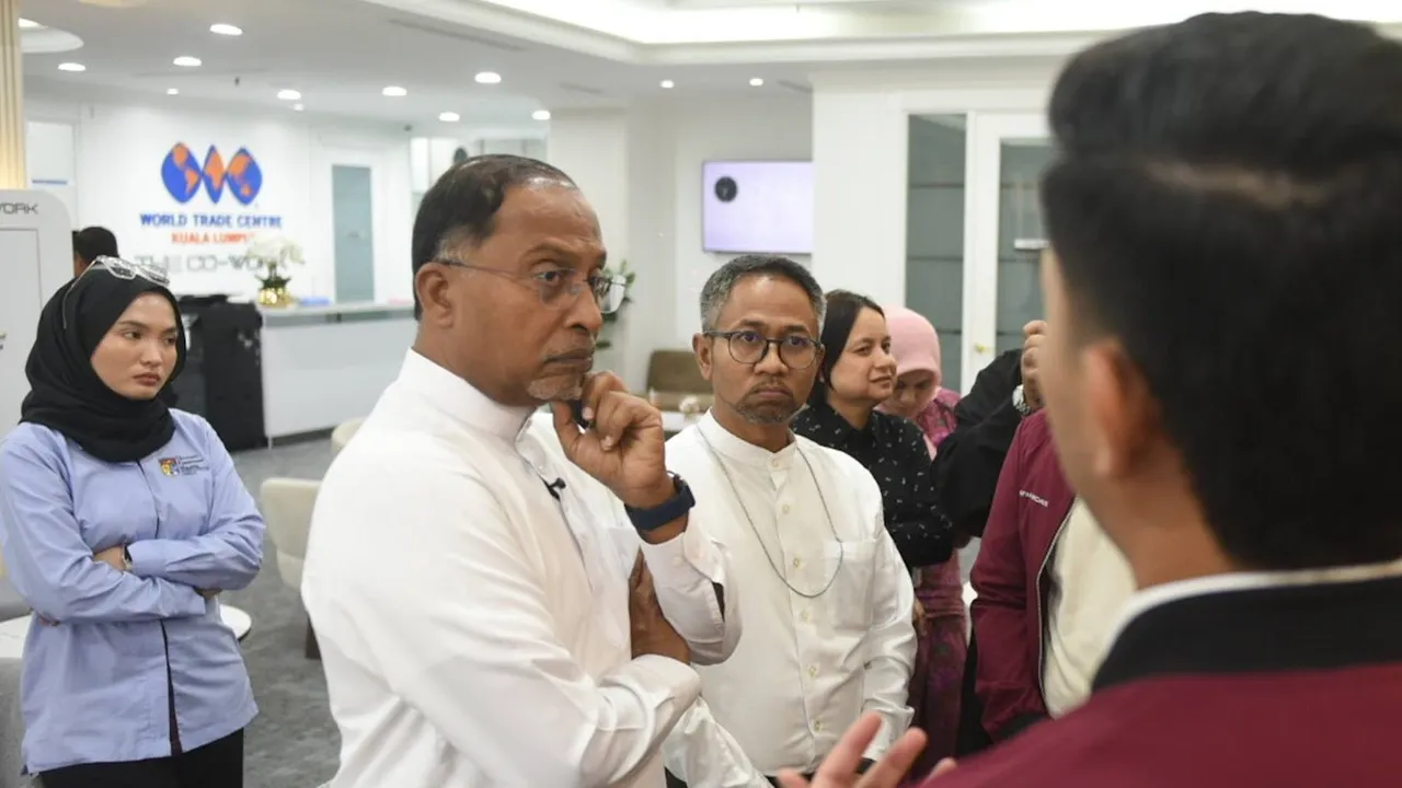 Krisis Asia Barat yang semakin meruncing hari ini memberi kesan yang sangat mendalam, termasuk kepada sektor pendidikan tinggi negara. Ia bukan sahaja memberi tekanan kepada ekonomi global, malah turut memberi kesan kepada tahap pengurusan kewangan dalam kalangan warga pendidikan tinggi sama ada staf, ahli akademik mahupun para pelajar. Petang semalam, saya telah menerima kunjungan beberapa wakil Majlis Perundingan Pelajar Kebangsaan (MPPK) yang hadir bertemu bagi membincangkan langkah-langkah yang boleh di