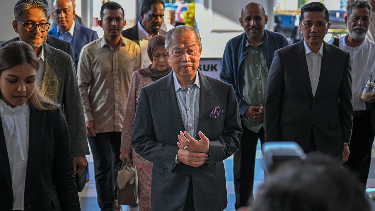 KUALA LUMPUR, 16 April -- Bekas Perdana Menteri, Tan Sri Muhyiddin Yassin, hadir bagi pendengaran kes pertuduhan penyalahgunaan kedudukan melibatkan suapan berjumlah RM232.5 juta serta menerima RM200 juta hasil aktiviti haram di Mahkamah Kuala Lumpur, hari ini.  --fotoBERNAMA (2026) HAK CIPTA TERPELIHARA