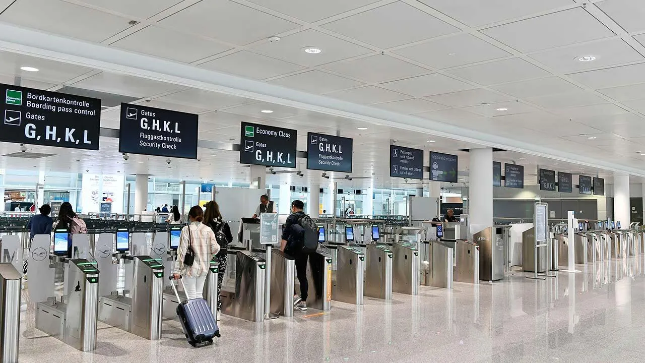 MUNICH PASSPORT CONTROL