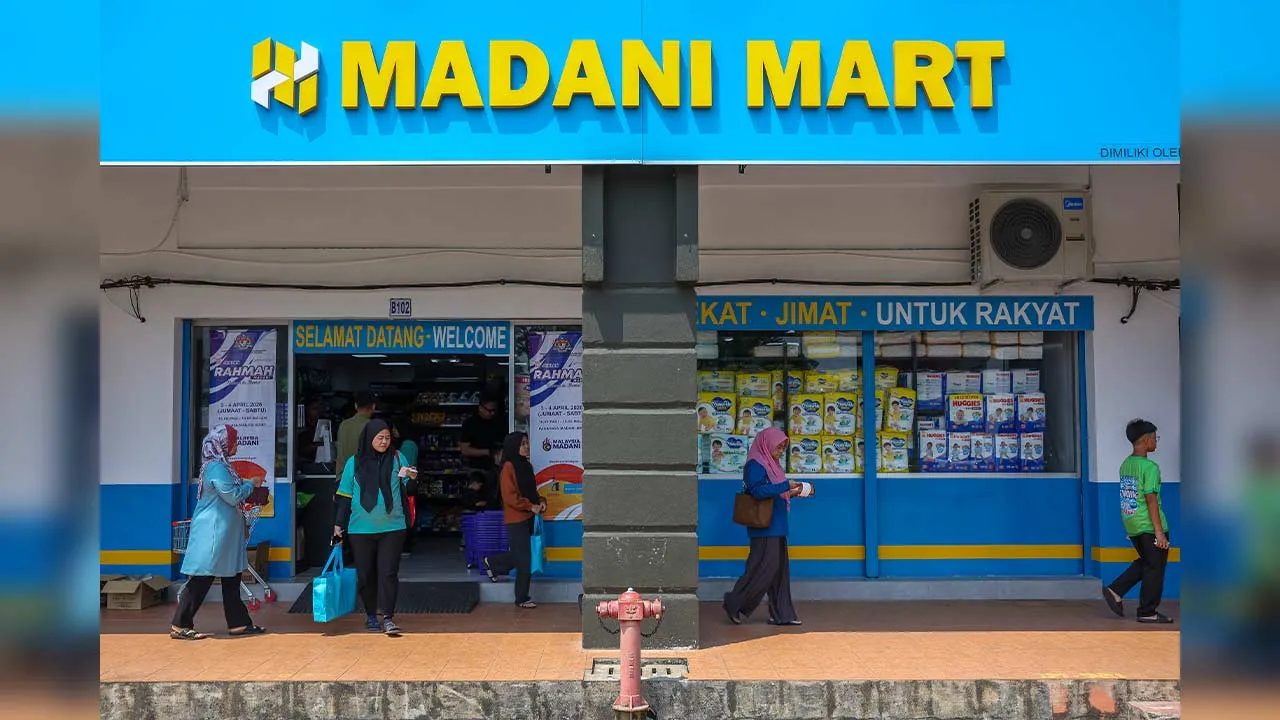 KUANTAN, 4 April -- Orang ramai mengunjungi kedai runcit MADANI Mart Indera Mahkota 8 (IM8) untuk membeli barangan keperluan harian hari ini.  Tinjauan mendapati orang ramai terus memberikan sambutan menggalakkan terhadap inisiatif MADANI Mart di cawangan pertama tersebut sejak awal pagi.  Inisiatif MADANI Mart yang diterajui oleh Yayasan MADANI merupakan konsep kedai komuniti yang menyediakan barangan keperluan harian pada harga berpatutan dan mudah dicapai oleh rakyat, berteraskan slogan “Kedai Runcit Har