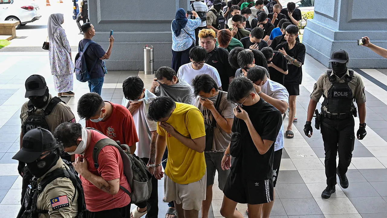 KUALA LUMPUR, 10 April -- Mahkamah Majistret hari ini mendenda 34 lelaki selepas kesemua mereka mengaku bersalah menyertai rusuhan di sebuah pusat hiburan di Cheras minggu lepas, yang turut membabitkan senjata api dan bahan letupan.  Majistret Faezahnoor Hassan menjatuhkan hukuman denda RM3,000 kepada 32 tertuduh berusia antara 21 hingga 57 tahun dan memerintahkan mereka menjalani hukuman penjara empat bulan sekiranya gagal membayar denda.  Dua lagi masing-masing berusia 19 tahun, dijatuhkan hukuman denda R