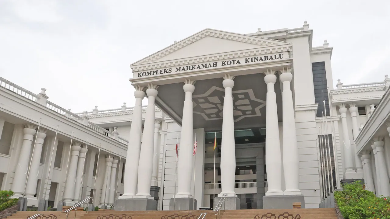 KOTA KINABALU, 20 Ogos -- Anggota keselamatan berkawal di luar Kompleks Mahkamah Kota Kinabalu susulan lima remaja perempuan bawah umur dijadual didakwa di Mahkamah Kanak-kanak pagi ini berhubung kes buli pelajar Zara Qairina Mahathir.  --fotoBERNAMA (2025) HAK CIPTA TERPELIHARA.