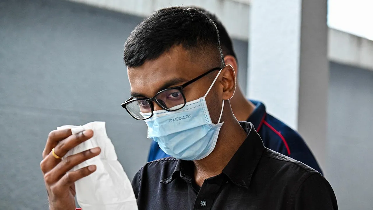 KUALA LUMPUR, 3 April -- Lelaki yang tular memandu kereta sehingga merempuh dua penunggang motosikal semalam, mengaku tidak bersalah di Mahkamah Majistret hari ini atas dua pertuduhan memandu secara melulu dan berbahaya.  Mengikut kedua-dua pertuduhan itu, T.S. Kugenthiran, 25, didakwa memandu kenderaan secara melulu yang berbahaya kepada Muhammad Afiq Zayani Azliyuszaini, 24, dan Muhammad Hairy Abdul Rahman, 19, di Jalan Sultan Ismail dari arah pusat bandar menghala ke arah Tuanku Abdul Rahman di sini pada