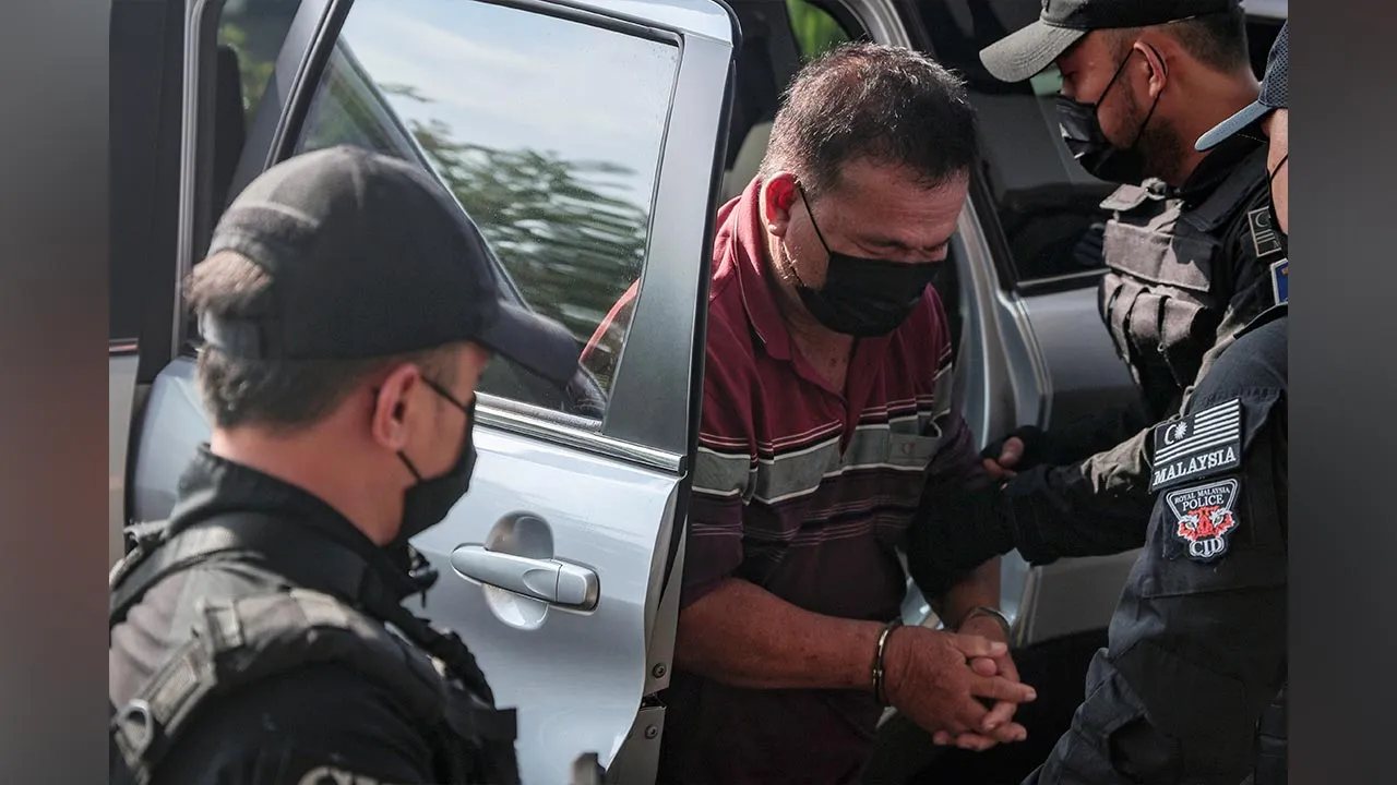 KOTA TINGGI, 27 April -- Seorang pekebun warga emas dihadapkan ke Mahkamah Majistret di sini hari ini atas pertuduhan membunuh tiga individu minggu lepas.  Tertuduh, Lim Lian, 71, hanya mengangguk faham ketika pertuduhan dibacakan dalam bahasa Mandarin di hadapan Majistret Nur Khalida Farhana Abu Bakar.  Tiada pengakuan direkodkan daripada tertuduh kerana kes berkenaan berada di bawah bidang kuasa Mahkamah Tinggi.  --fotoBERNAMA (2026) HAK CIPTA TERPELIHARA