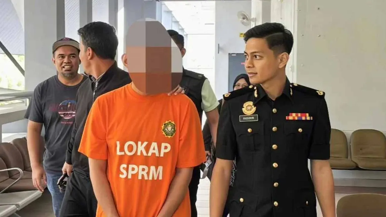 Suspek dibawa pegawai SPRM ke Mahkamah Majistret Seremban untuk permohonan reman. Foto SPRM