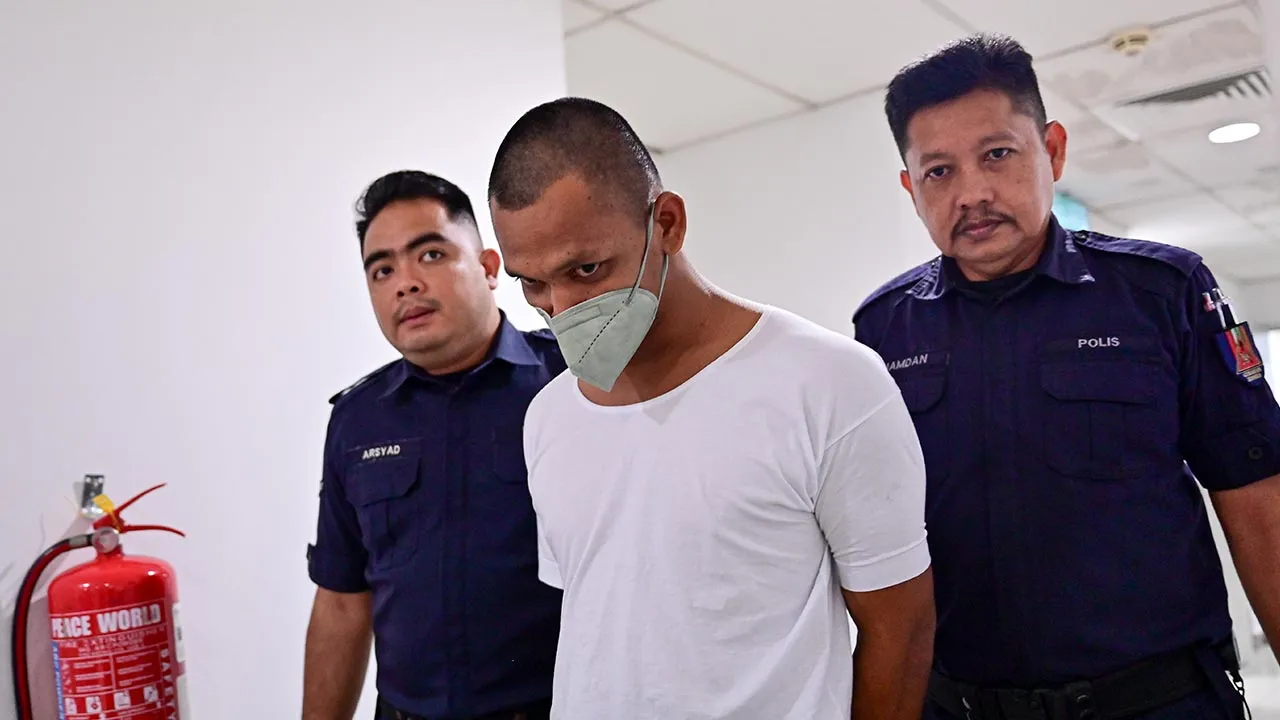 KUALA TERENGGANU, 29 April -- Seorang kelindan lori, Muhammad Firdaus Zamri, 31, dijatuhi hukuman penjara 18 tahun dan dua sebatan oleh Mahkamah Sesyen di sini hari ini selepas mengaku bersalah atas dua pertuduhan mendatangkan kecederaan dan menyebabkan kematian anak angkatnya pada 11 April lepas.  --fotoBERNAMA (2026) HAK CIPTA TERPELIHARA