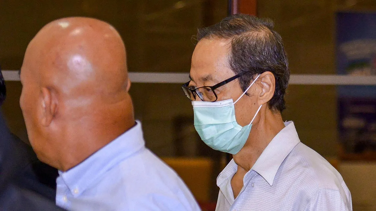 KUALA LUMPUR, 27 April -- Bekas pengarah syarikat telekomunikasi Wong Chee Keong, 73, (kanan) mengaku tidak bersalah di Mahkamah Sesyen hari ini atas pertuduhan mengemukakan dokumen mengandungi pernyataan palsu berhubung perkhidmatan jurutera perunding pengurusan projek (ICE), 14 tahun lepas.  Hakim Mohd Kafli Che Ali membenarkan tertuduh diikat jamin RM20,000 dengan dua penjamin warganegara Malaysia serta syarat tambahan melaporkan diri dua bulan sekali di pejabat SPRM dan pasport tertuduh tidak diserahkan