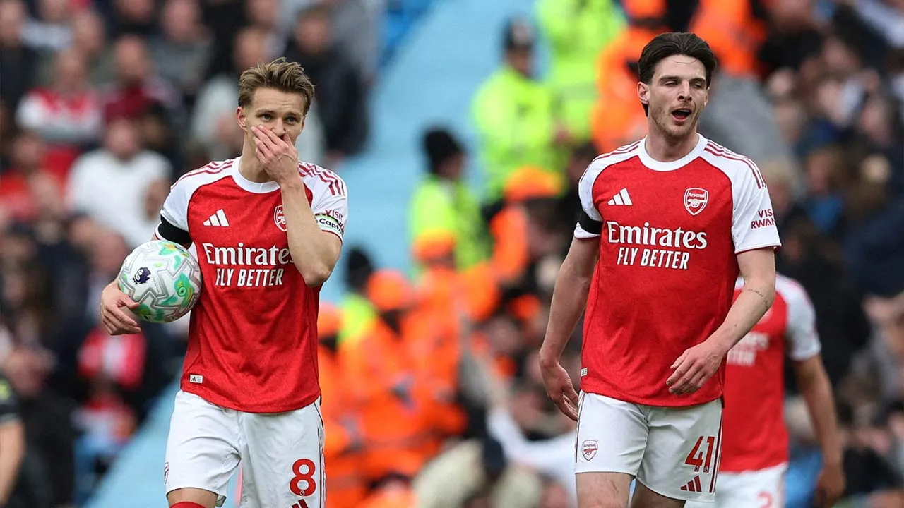 Soccer Football - Premier League - Manchester City v Arsenal - Etihad Stadium, Manchester, Britain - April 19, 2026 Arsenal's Martin Odegaard and Declan Rice look dejected after Manchester City's Rayan Cherki scores their first goal REUTERS/Scott Heppell EDITORIAL USE ONLY. 