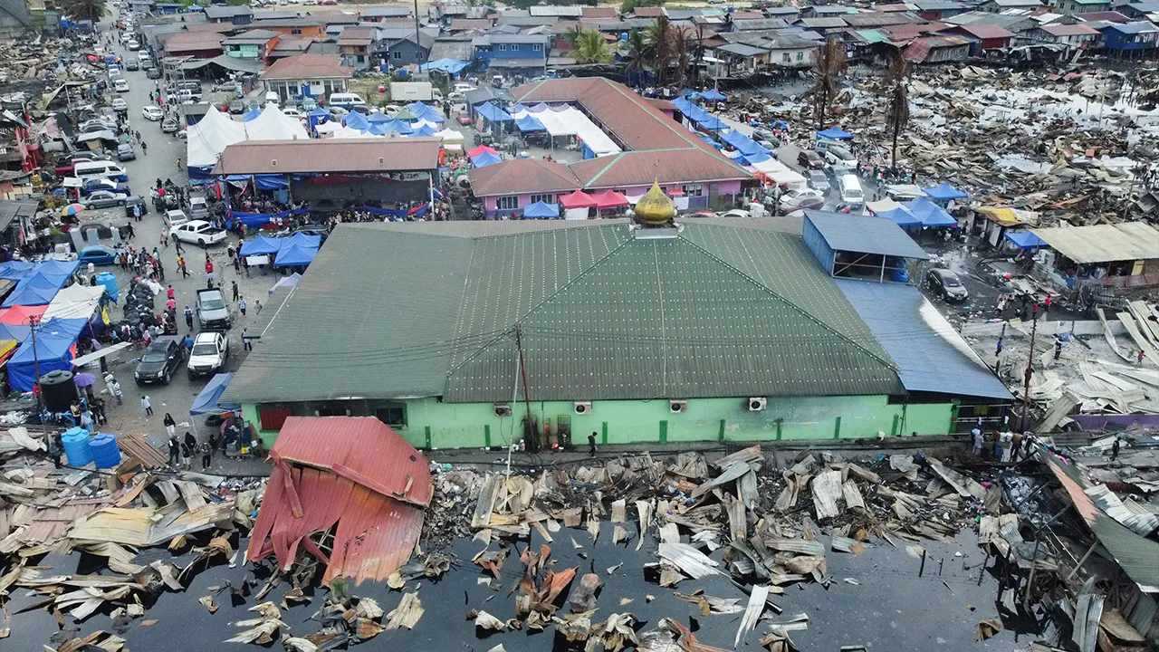SANDAKAN, 23 April -- Masjid Darus Salam tetap utuh dan tidak terjejas dari kebakaran yang memusnahkan 1,000 buah rumah di Kampung Bahagia pada Ahad lalu ketika tinjauan hari ini._BERNAMA