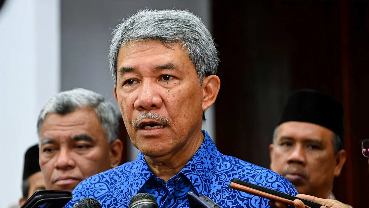 SEREMBAN, 9 April -- Menteri Luar Datuk Seri Mohamad Hasan menjawab pertanyaan wartawan semasa sidang media pada majlis perasmian serentak Mesyuarat Agung Persatuan Ibu Bapa dan Guru (PIBG) Sekolah Menengah, Sekolah Rendah, serta Sekolah Jenis Kebangsaan Cina dan Tamil bagi Dewan Undangan Negeri (DUN) Rantau, di Dewan Orang Ramai Rantau, hari ini.  --fotoBERNAMA (2026) HAK CIPTA TERPELIHARA